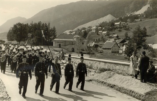 c26.Festzug in Bleiberg,die jubelierende Bergkapelle Bleiberg,Kapm.Mathias Glatschnig